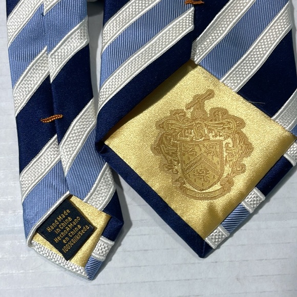 Donald J. Trump Signature Collection classic blue Striped 100% Silk Neck Tie - Picture 5 of 9